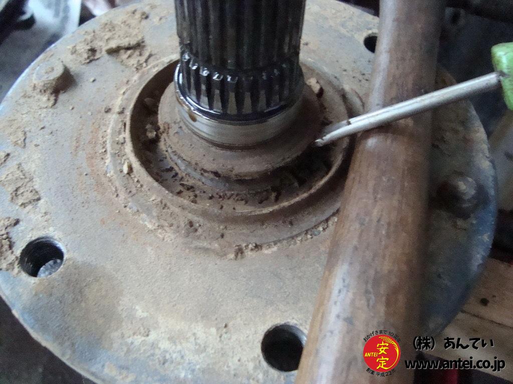 ２２	車軸の古くなったオイルシールを抜く