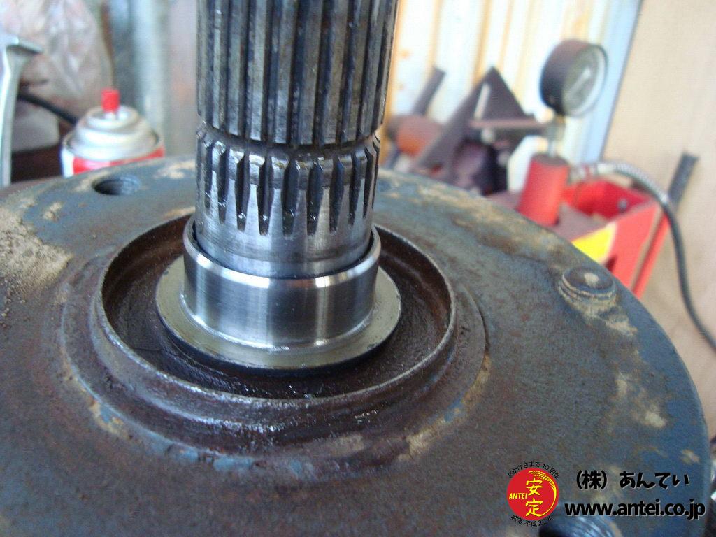 ２７	車軸にオイルシールの軸側を入れる