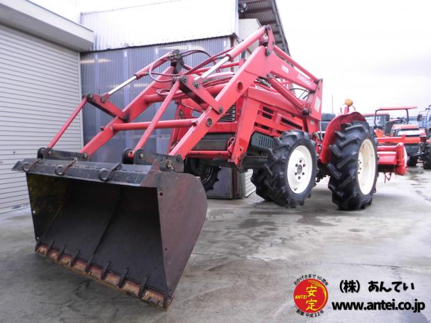 中古トラクターヤンマーYM2820 4駆 28馬力 フロントローダー付き