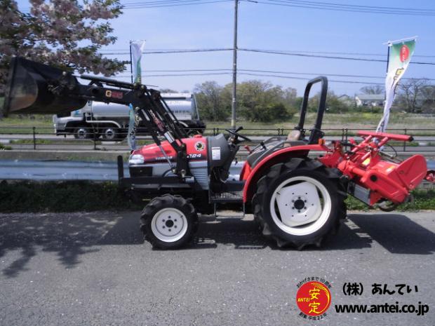 ヤンマートラクターEF224 フロントローダー付き。