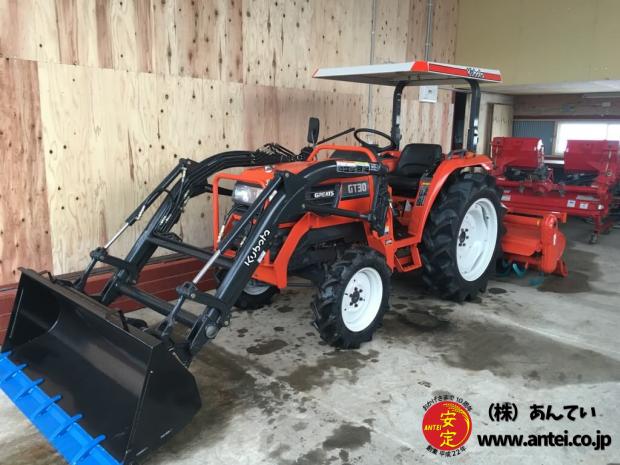 クボタトラクターGT30 30馬力フロントローダー付き。