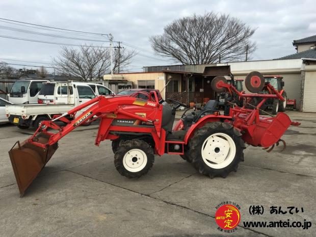 中古ヤンマートラクターF220フロントローダー付き。