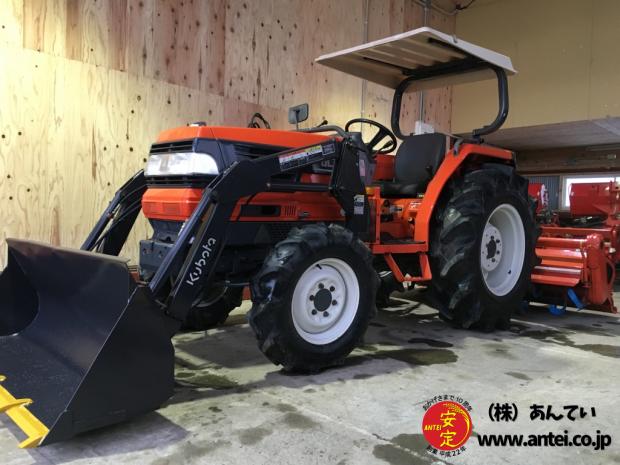 フロントローダー付きクボタトラクターGL321 33馬力。
