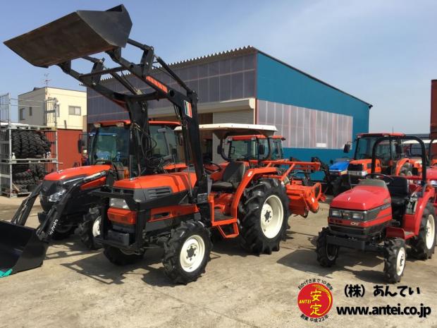  32馬力フロントローダー付きクボタトラクターGL320です。