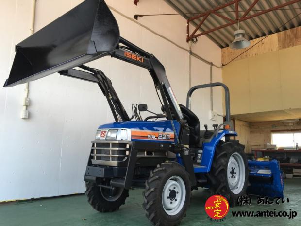 中古イセキトラクターTF223Fフロントローダー付き22馬力です。
