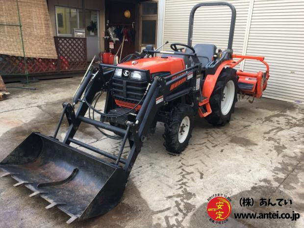 20馬力クボタトラクターGB200フロントローダー付き。