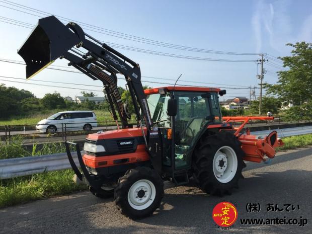 33馬力クボタトラクターGL321FQプラスローダー付き。
