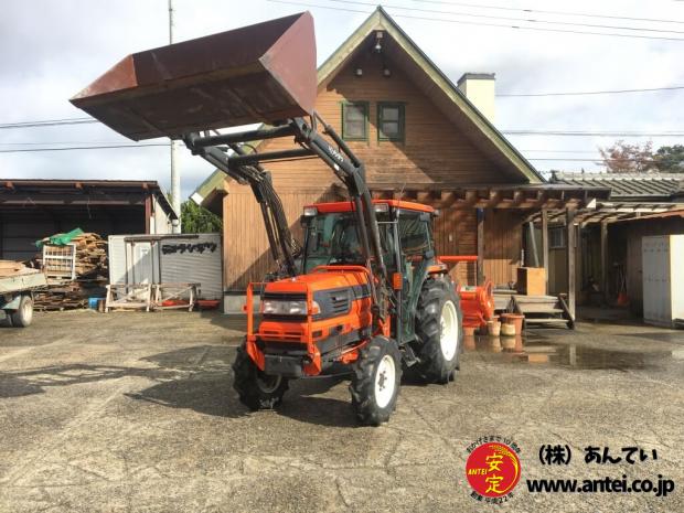 フロントローダー付きクボタトラクターGL321Qです。