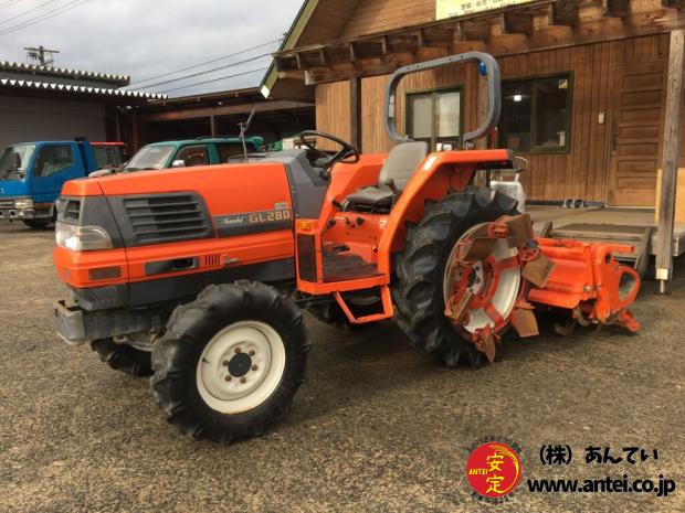 28馬力クボタトラクターGL280ロータリーRL8Gです。