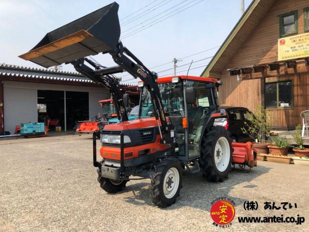 27馬力フロントローダー付きクボタトラクターGL261Qです。